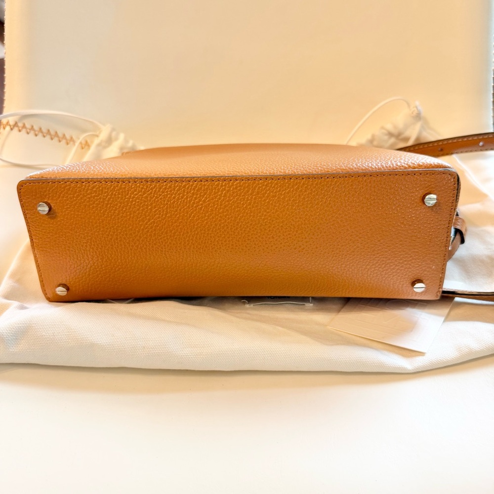 Toteme T-lock grained-leather clutch tan - Picture 9 of 10